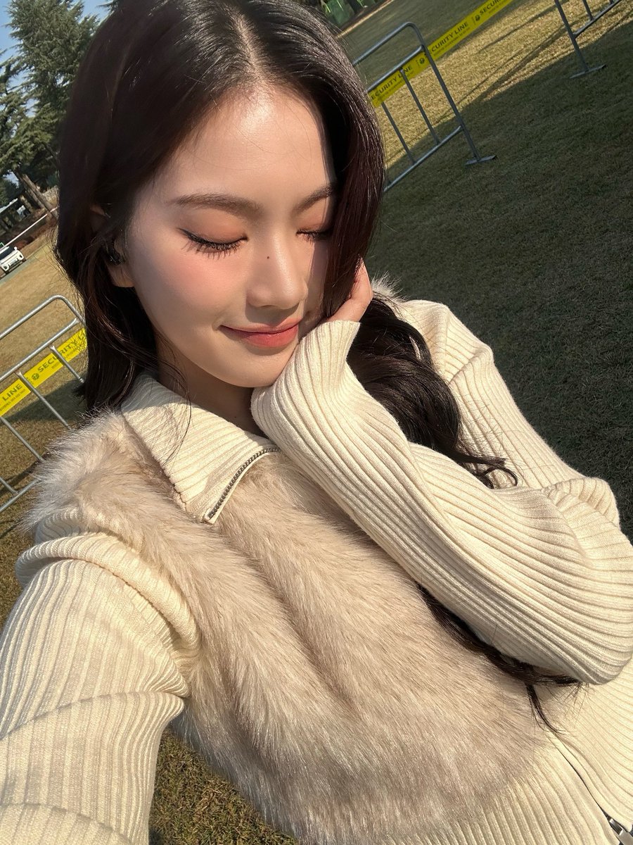 leeisua's tweet photo. I can’t help but imagine myself following in her footsteps, heading to a spot just like Luke’s Diner for a much-needed coffee break.. https://t.co/fk8mk1DLna