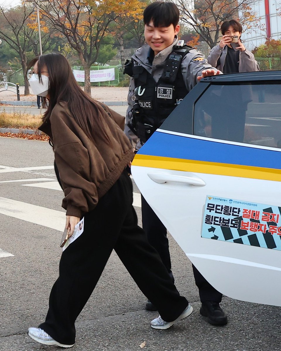 TheKoreaHerald's tweet photo. The annual CSAT kicked off this morning, with tens of thousands—students, retakers, and even 77-year-old Seo Hye-sook—facing 9+ hours of testing. Families cheered them on, while police helped latecomers make it before the 8:10 a.m. deadline. https://t.co/pyKku5PJM2