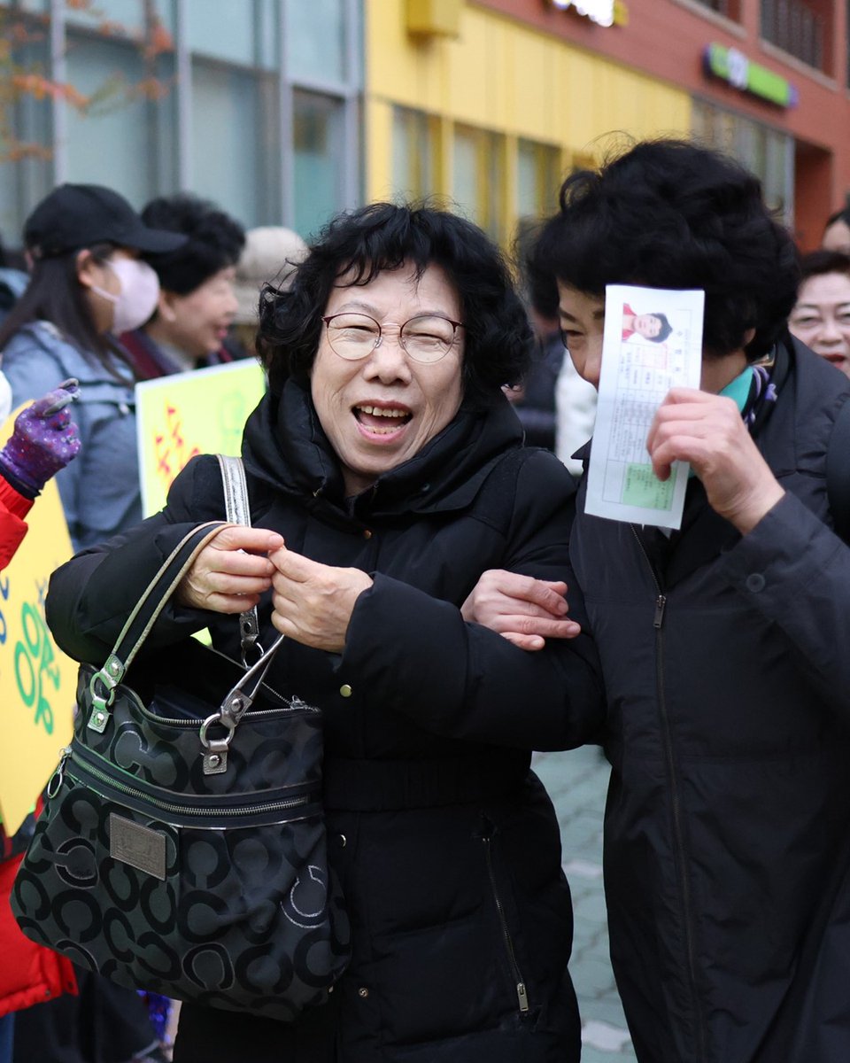 TheKoreaHerald's tweet photo. The annual CSAT kicked off this morning, with tens of thousands—students, retakers, and even 77-year-old Seo Hye-sook—facing 9+ hours of testing. Families cheered them on, while police helped latecomers make it before the 8:10 a.m. deadline. https://t.co/pyKku5PJM2