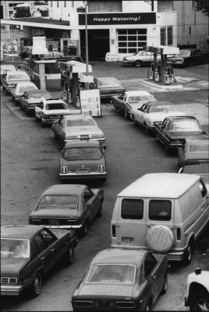 TammiMinoski's tweet image. #OTD 1979: President #JimmyCarter barred oil imports from #Iran in response to the seizure of American hostages in Tehran. Iranian oil imports had reached a peak of 555,000 barrels a day in 1978. #USHistory #OilCrisis