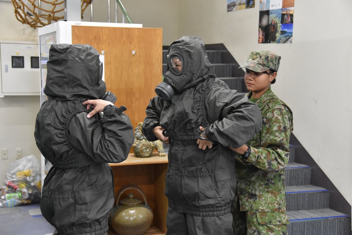 jsdf_gcc_cnbc's tweet image. 中特防は航空自衛隊 南西高射群 第１９高射隊の隊員に対しＣＢＲＮ教育を実施しました。個人用防護装備の装着訓練では陸空の女性隊員同士、笑顔あふれる訓練場面もあり部隊間の親睦も深まりました。＃陸上総隊 ＃恩納分屯基地