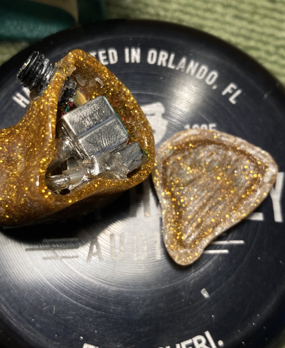 minatofon's tweet photo. 【IEMトラブル対応】  
バランスに違和感／片側だけ音が出ない／断線／割れ。  
ツアー中、年末ライブ前の“今すぐどうにかしたい”に対応します。  
測定設備があるので左右のバランス確認も可能。  
メーカーNGでも直るケースあり。DMどうぞ。 https://t.co/s1DJtlRzNm