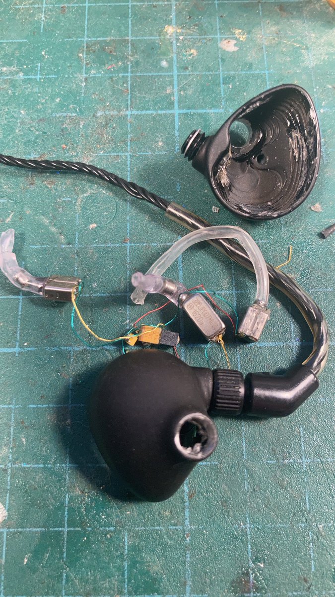 minatofon's tweet photo. 【IEMトラブル対応】  
バランスに違和感／片側だけ音が出ない／断線／割れ。  
ツアー中、年末ライブ前の“今すぐどうにかしたい”に対応します。  
測定設備があるので左右のバランス確認も可能。  
メーカーNGでも直るケースあり。DMどうぞ。 https://t.co/s1DJtlRzNm