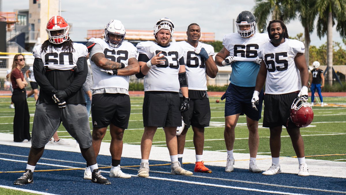 TheProShowcase's tweet image. One time for the O Line

📸: @ShotByCuh