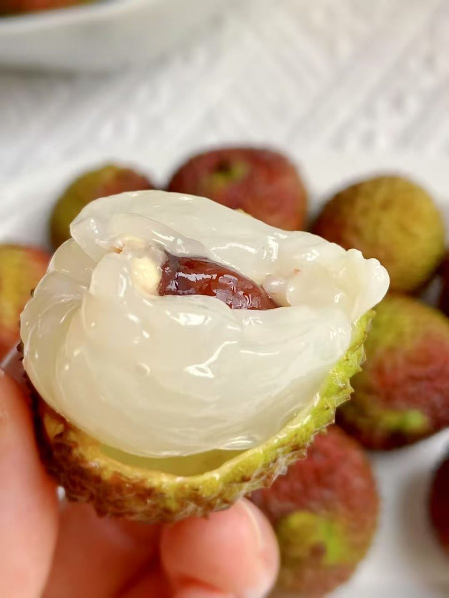 evie66225's tweet photo. The best part of my morning routine! 🤤 Peeling a lychee to reveal that sweet, translucent fruit is so satisfying 🍇✨. It’s the perfect pick-me-up to kickstart the day 😋✌🌸 https://t.co/Kj4tb9mVzP