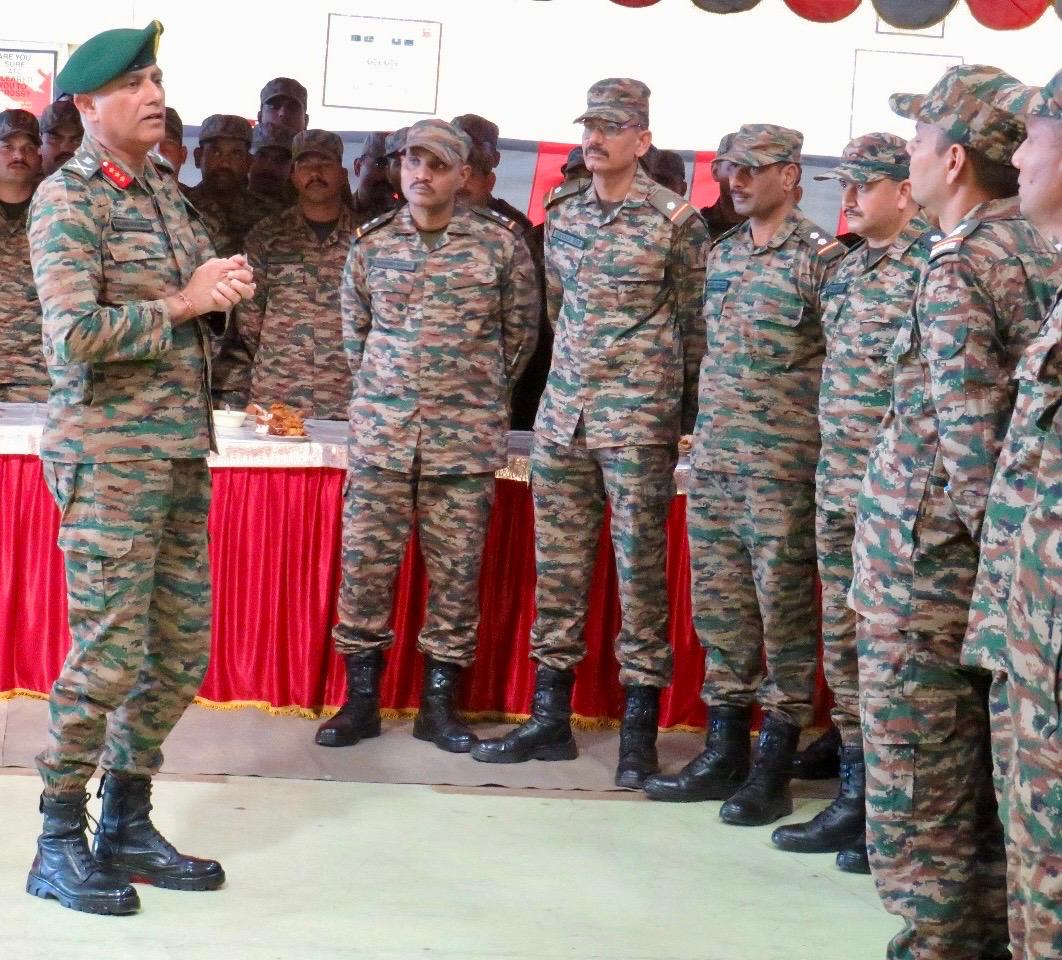 RisingStarCorps's tweet image. #StrongAndCapable

GOC Rising Star Corps reviewed operational preparedness of forward #IndianArmy aviation bases. He lauded the mission readiness of troops &amp;amp; proactive measures taken to counter evolving operational challenges to dominate the battlefield. 

@adgpi 
@WesternComd_IA