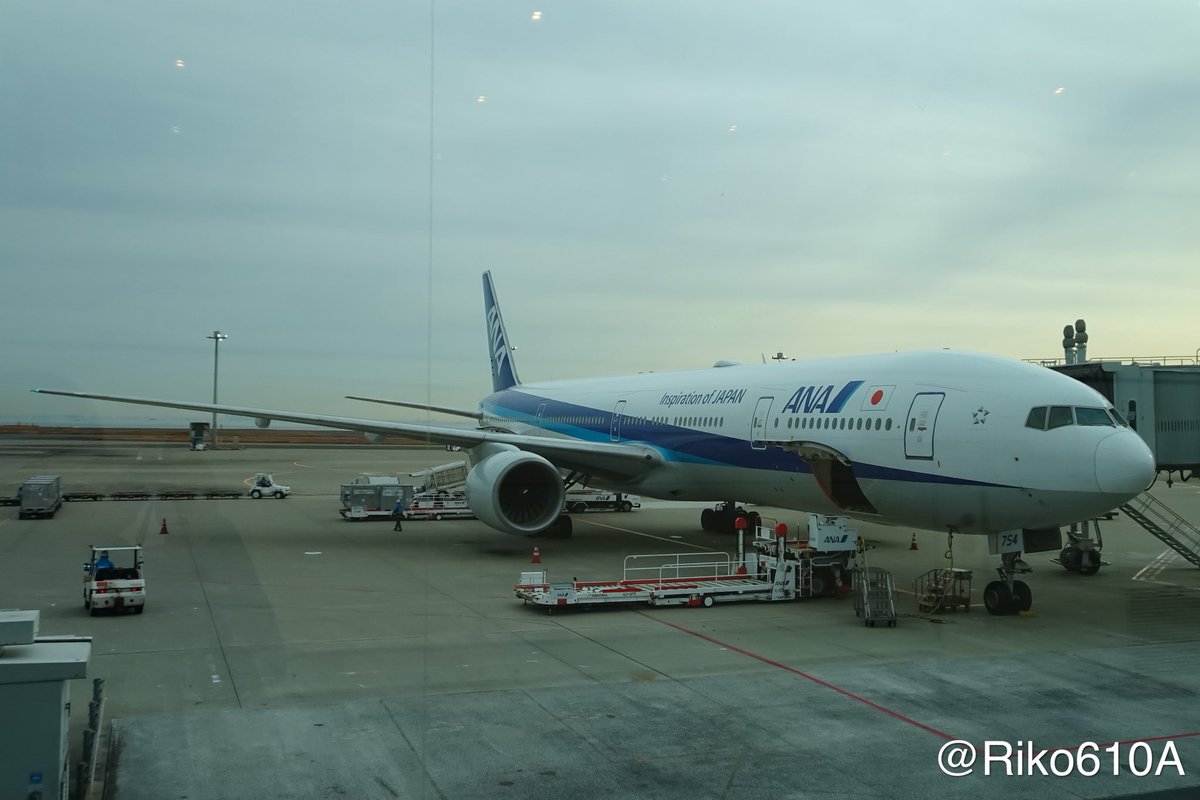 Blue751A's tweet image. JA754A
B7で一番好きでFUKとHNDで沢山撮影し旅客機で一番多く搭乗した機体…
沢山ある思い出の中でもバースデーフライトで乗れたことは一生忘れません…
改めて27年間ありがとう そして お疲れ様でした💐