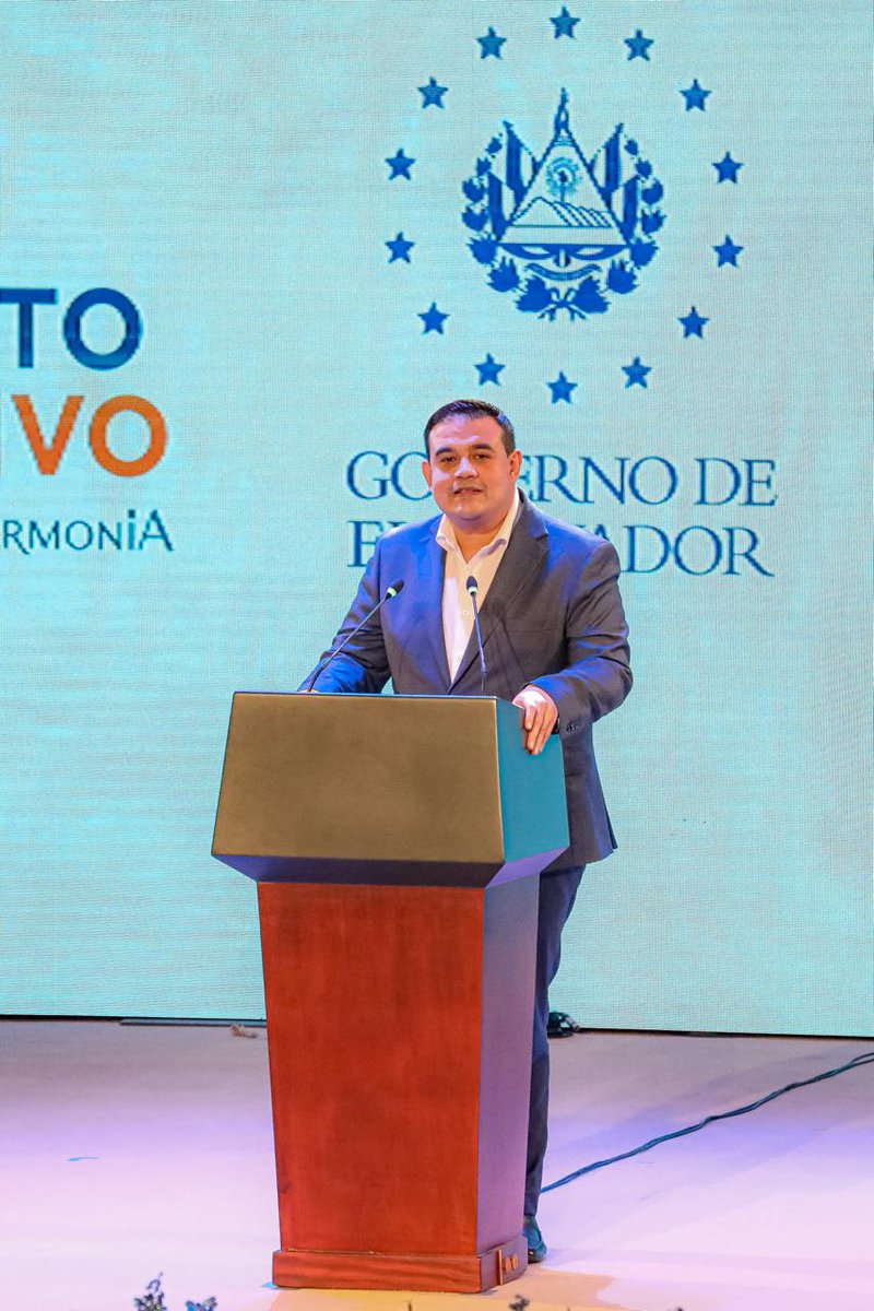 SecPrensaSV's tweet photo. #DistritoCreativo | "Creemos firmemente que cada proyecto creativo puede transformar a una comunidad y abrir nuevas rutas de esperanza. Bajo el liderazgo del Presidente @nayibbukele y de nuestra Primera Dama de la República, Gabriela de Bukele, quien ha liderado la realización de este congreso, así como las primeras acciones a nivel cultural, El Salvador ha emprendido una transformación en ese sentido", destaca el ministro de @culturasv, @raulncastillo. #SecretaríaDePrensa