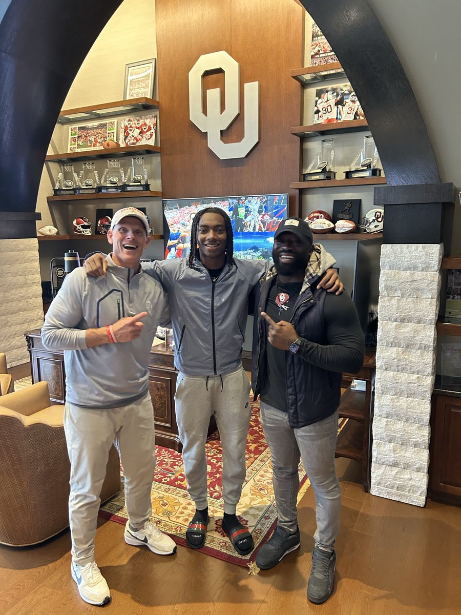 OUCrystalBall's tweet image. New #Sooners On3 🏈 RPM Prediction

⭐⭐⭐⭐ 2027 CB Mikyal Davis
📏 6'0" / 165
🏫 Desert Edge HS (Phoenix, AZ) 
🎚️ 60
✍️ By Steve Wiltfong
🎤⬇️ Vice President of Recruiting and Transfer Portal

Profile: on3.com/rivals/mikyal-…

#OUDNA27