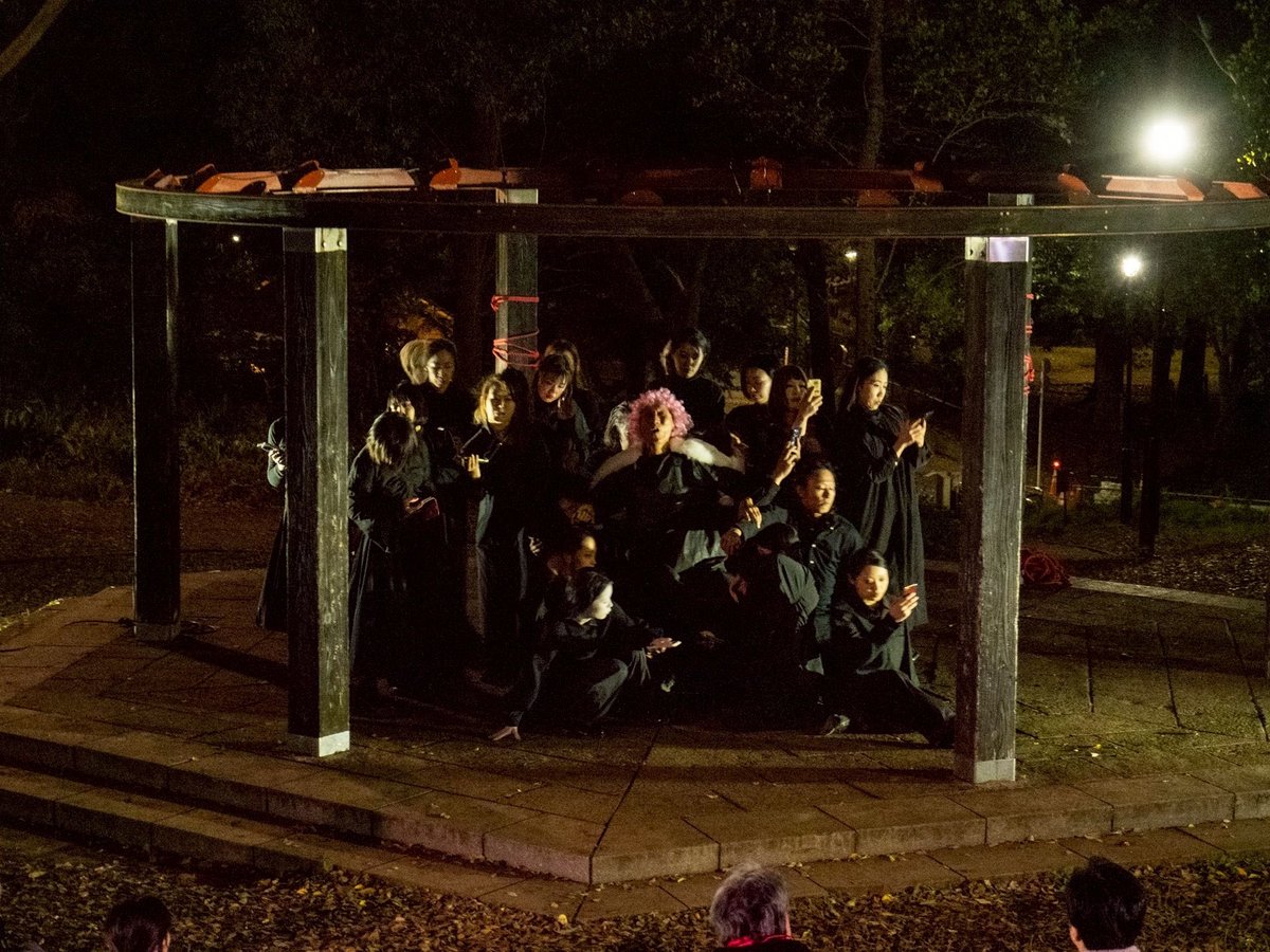 lovedancego's tweet image. いよいよ本日は千秋楽です‼️冷静と情熱の狭間で皆様に丁寧に観客席の在り方とは何なのか？答はありませんがお伝えしたいと思っております。吉野翼企画 虚構喜劇『野外劇観客席』作寺山修司脚色構成 演出・吉野翼2025年11月13日16時開場16時半開演チケット¥4000野外演奏場跡ticket.corich.jp/apply/403619/0…