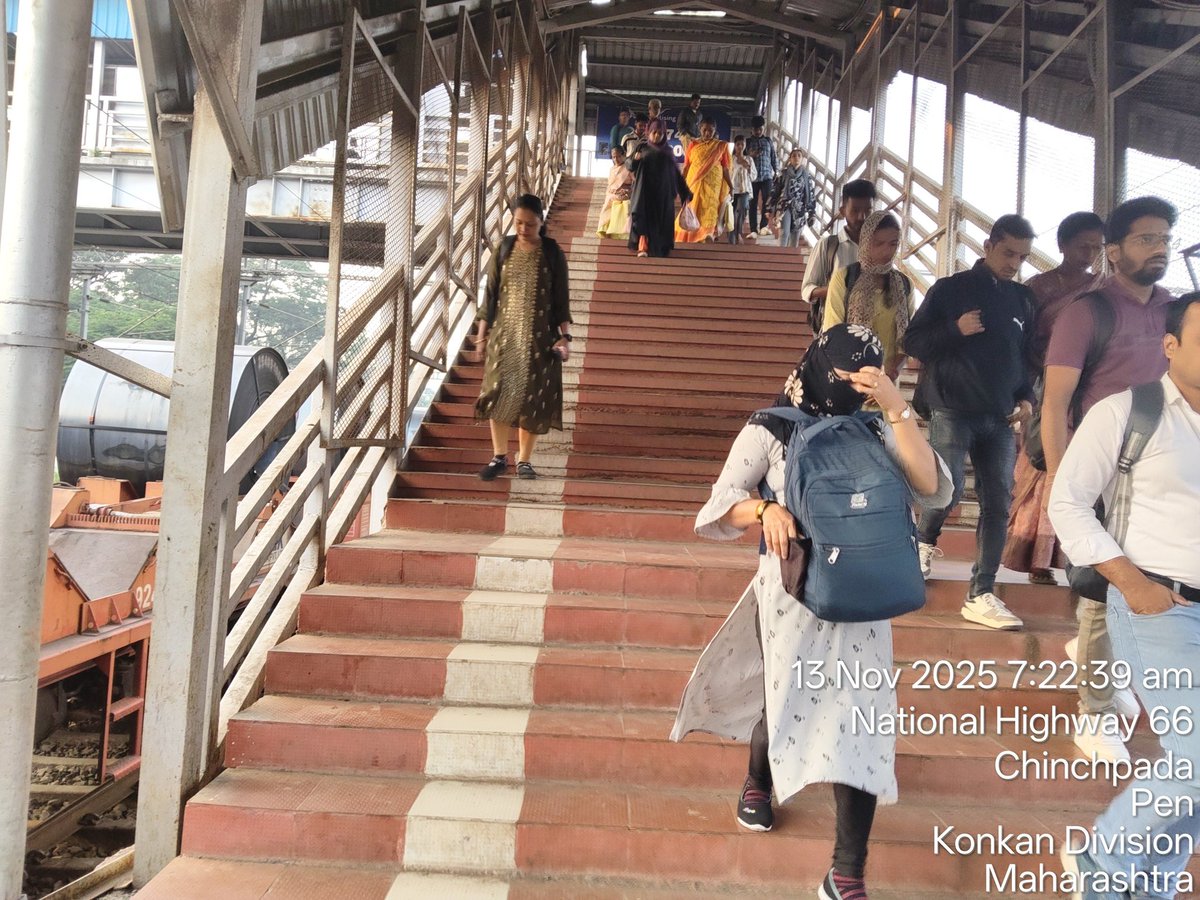 AngatNagesh1's tweet image. पेण रेल्वे स्टेशन येथील प्लॅटफॉर्म क्रमांक 2,3 ला जोडणारा पादचारी पुला वरून चढताना स्टील चे रेलिंग नसल्याने वृद्ध,अपंग व्यक्तींना चढण्यास व उतरण्यास खूप त्रास होत आहे.त्यामुळे लवकर कारवाही करावी.@GM_CRly @Central_Railway @drmmumbaicr @AshwiniVaishnaw @PMOIndia   @narendramodi
