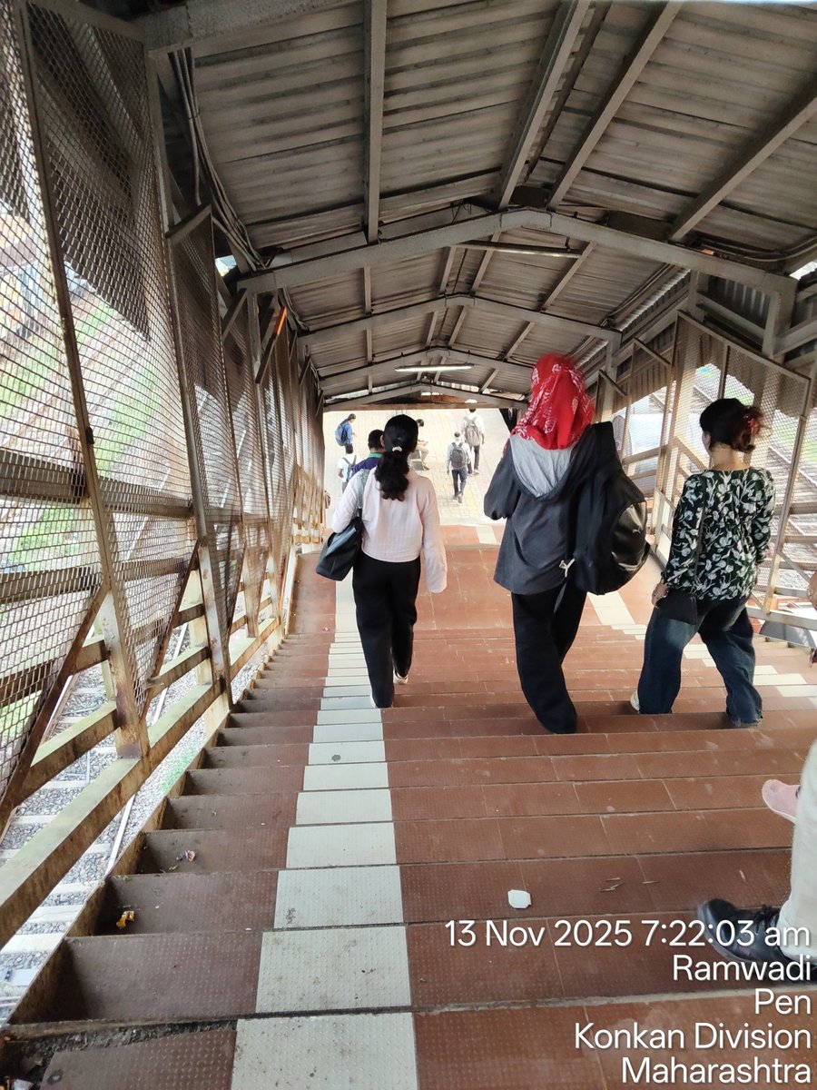 AngatNagesh1's tweet image. पेण रेल्वे स्टेशन येथील प्लॅटफॉर्म क्रमांक 2,3 ला जोडणारा पादचारी पुला वरून चढताना स्टील चे रेलिंग नसल्याने वृद्ध,अपंग व्यक्तींना चढण्यास व उतरण्यास खूप त्रास होत आहे.त्यामुळे लवकर कारवाही करावी.@GM_CRly @Central_Railway @drmmumbaicr @AshwiniVaishnaw @PMOIndia   @narendramodi