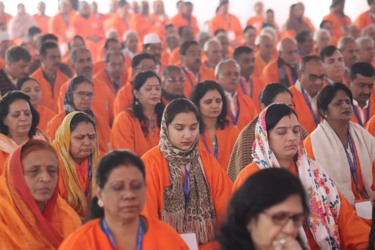 drarchikadidi's tweet image. In the divine presence of HH Sudhanshu Ji Maharaj, Dr Archika Didi led the first meditation session of Shri Krishna Dhyan Yog in Vrindavan, Uttar Pradesh. The 4-day event is a perfect sanctuary to connect with the Divine.

#ShriKrishnaDhyanYog #DrArchikaDidi #SudhanshuJiMaharaj…