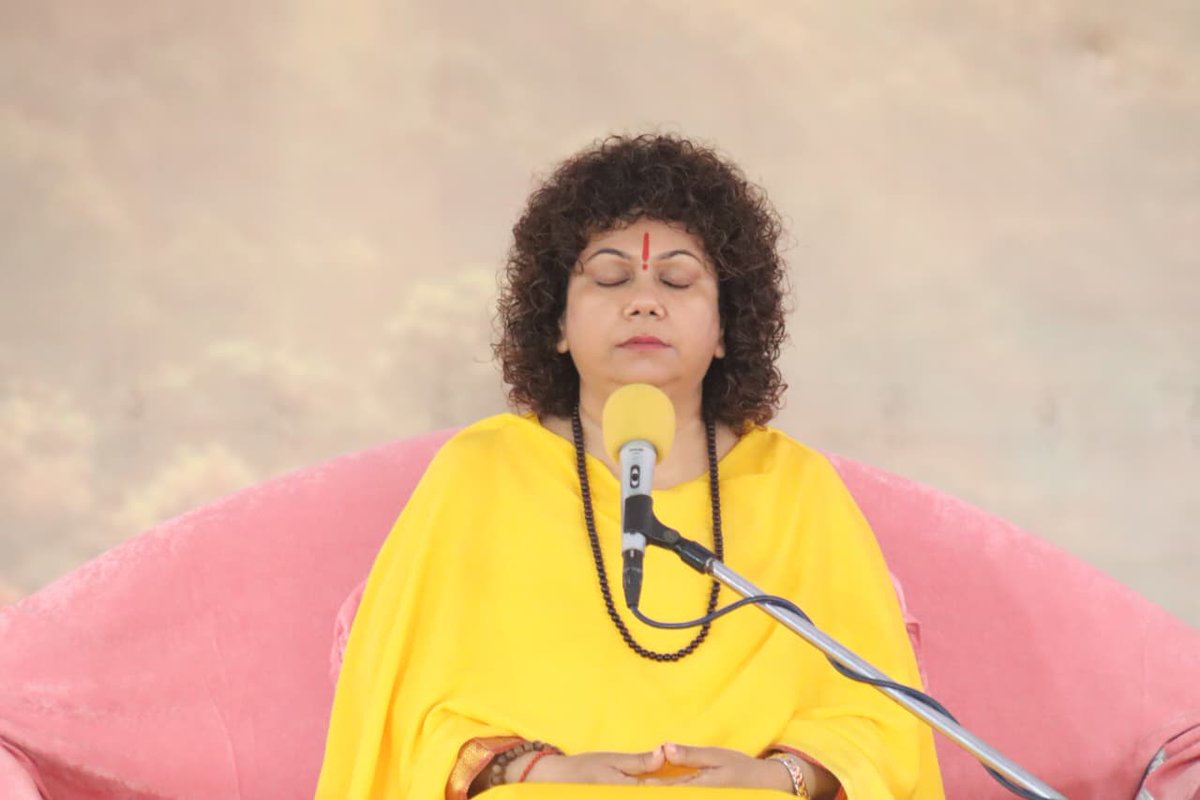 drarchikadidi's tweet image. In the divine presence of HH Sudhanshu Ji Maharaj, Dr Archika Didi led the first meditation session of Shri Krishna Dhyan Yog in Vrindavan, Uttar Pradesh. The 4-day event is a perfect sanctuary to connect with the Divine.

#ShriKrishnaDhyanYog #DrArchikaDidi #SudhanshuJiMaharaj…