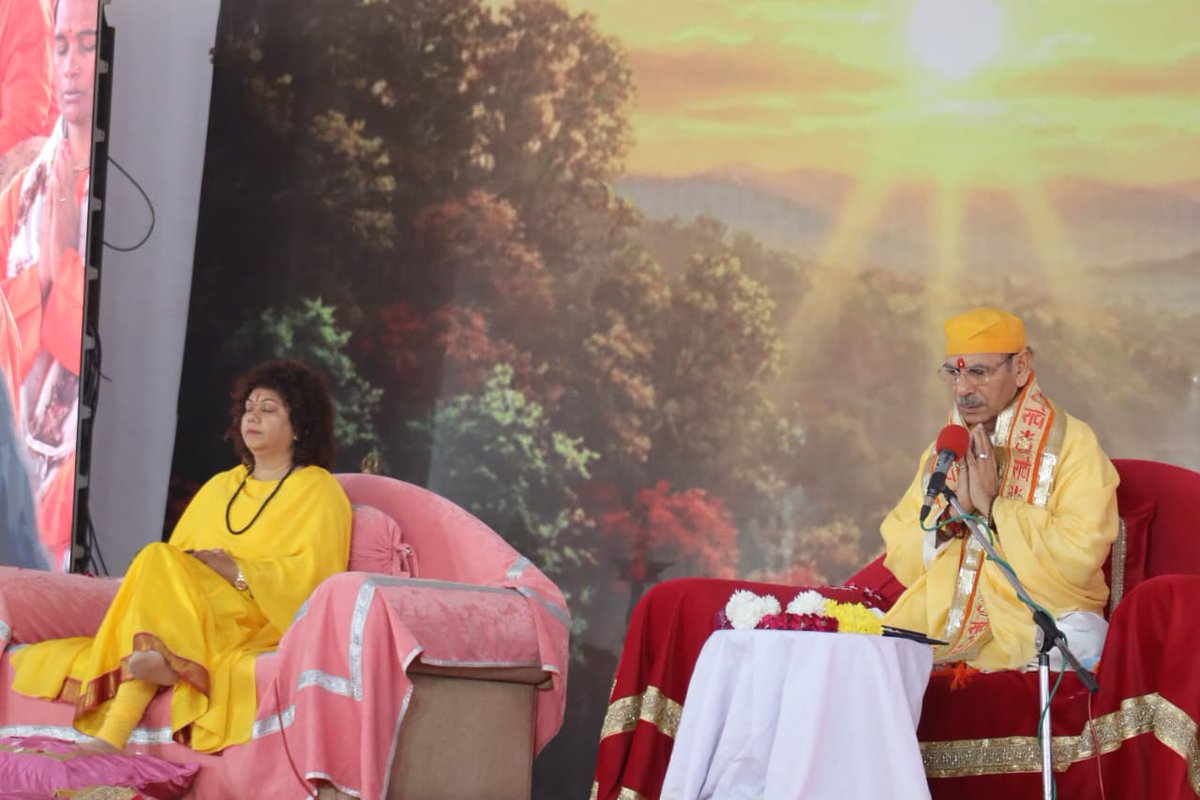 drarchikadidi's tweet image. In the divine presence of HH Sudhanshu Ji Maharaj, Dr Archika Didi led the first meditation session of Shri Krishna Dhyan Yog in Vrindavan, Uttar Pradesh. The 4-day event is a perfect sanctuary to connect with the Divine.

#ShriKrishnaDhyanYog #DrArchikaDidi #SudhanshuJiMaharaj…