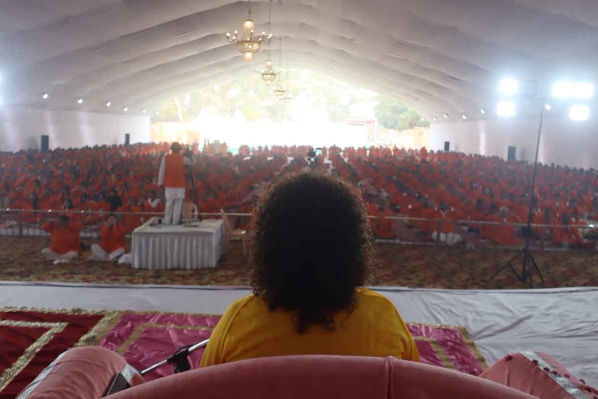 drarchikadidi's tweet image. In the divine presence of HH Sudhanshu Ji Maharaj, Dr Archika Didi led the first meditation session of Shri Krishna Dhyan Yog in Vrindavan, Uttar Pradesh. The 4-day event is a perfect sanctuary to connect with the Divine.

#ShriKrishnaDhyanYog #DrArchikaDidi #SudhanshuJiMaharaj…