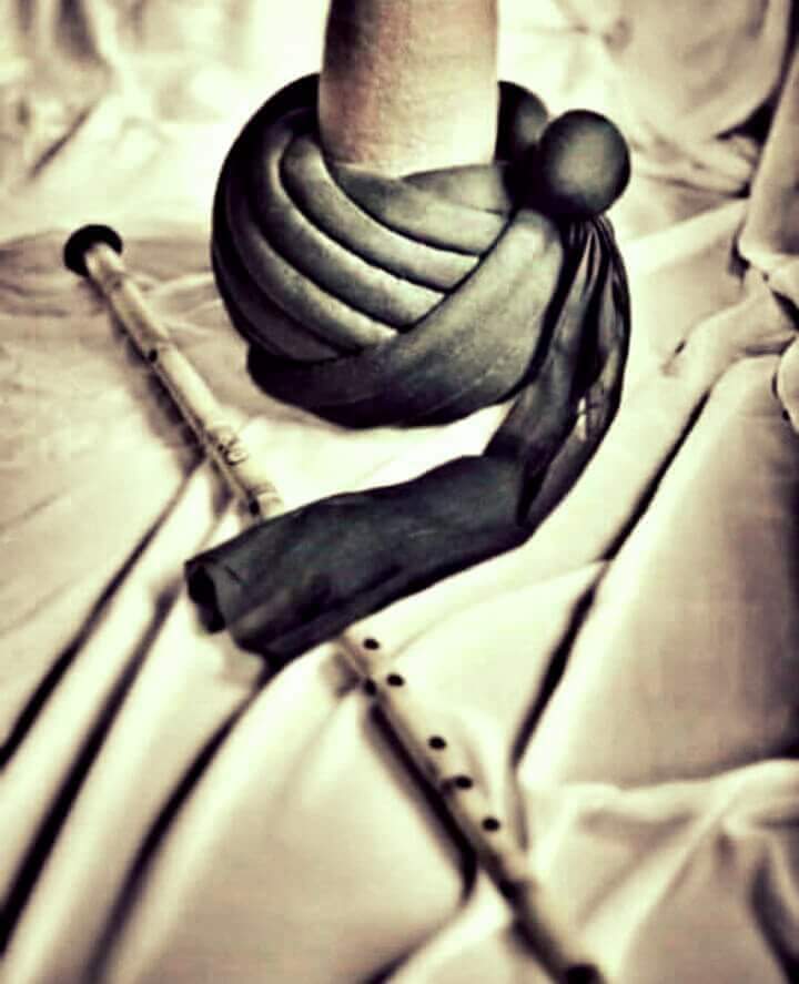 Gözün dokuz olmuş sanki, can da on kulağını sana vermiş; altı yana da üfle nağmelerini, altı yana da bildiksin, tanıdıksın sen. Ey başı kesilmiş kamış, dilsiz-dudaksız sırlar söyle; boğazdan tattığın nefesi, halka da bir hoşça tattır.
Hz. Pir Mevlâna (k.s)