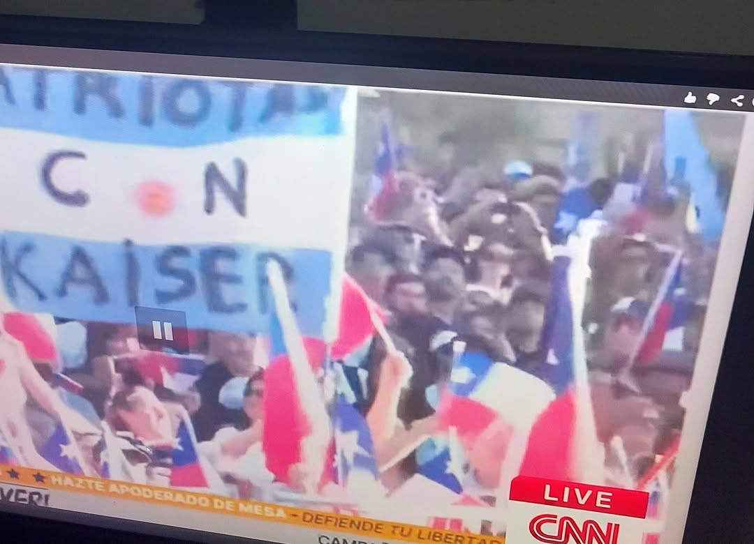 Qué chucha!!!
Acabo de ver un patriota chileno usando una bandera Argentina para apoyar a Káiser.