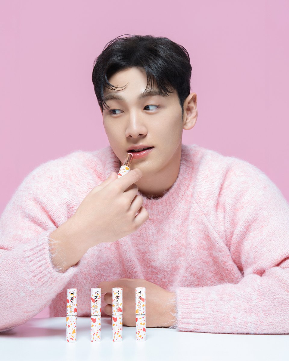 VeganJ_official's tweet image. #백호의 매끈 촉촉한 립의 비밀?💋✨
HINT :🌵오아시스 식물에서 온 부드러운 보습력💄
건조함이 먼저 닿는 계절에도
입술 속까지 촉촉하게 잠금🔒
5가지 컬러로 하루를 더 달콤하게 만드는
Vegan J. Lip Balm ❤️

#BAEKHO #VEGANJ #비건제이 #립밤 #LIPBALM  #비건제이립밤