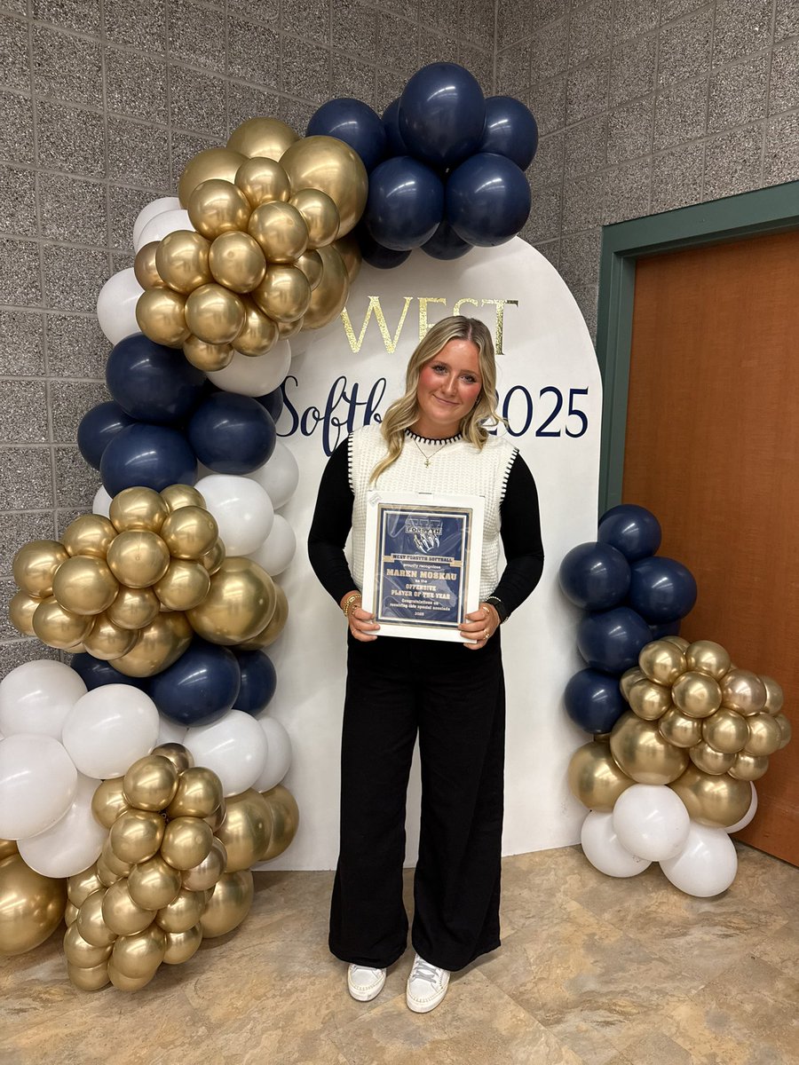 MarenMoskau's tweet image. So blessed to receive offensive player of the year!! I am so excited to continue and get better from here! Thank you @westsoftball20 @aves_wass01 @CoachKrat @WFHSAthDept Coach Vic and Coach Orr for everything these past four years!! And of course thank you to my teammates for the…