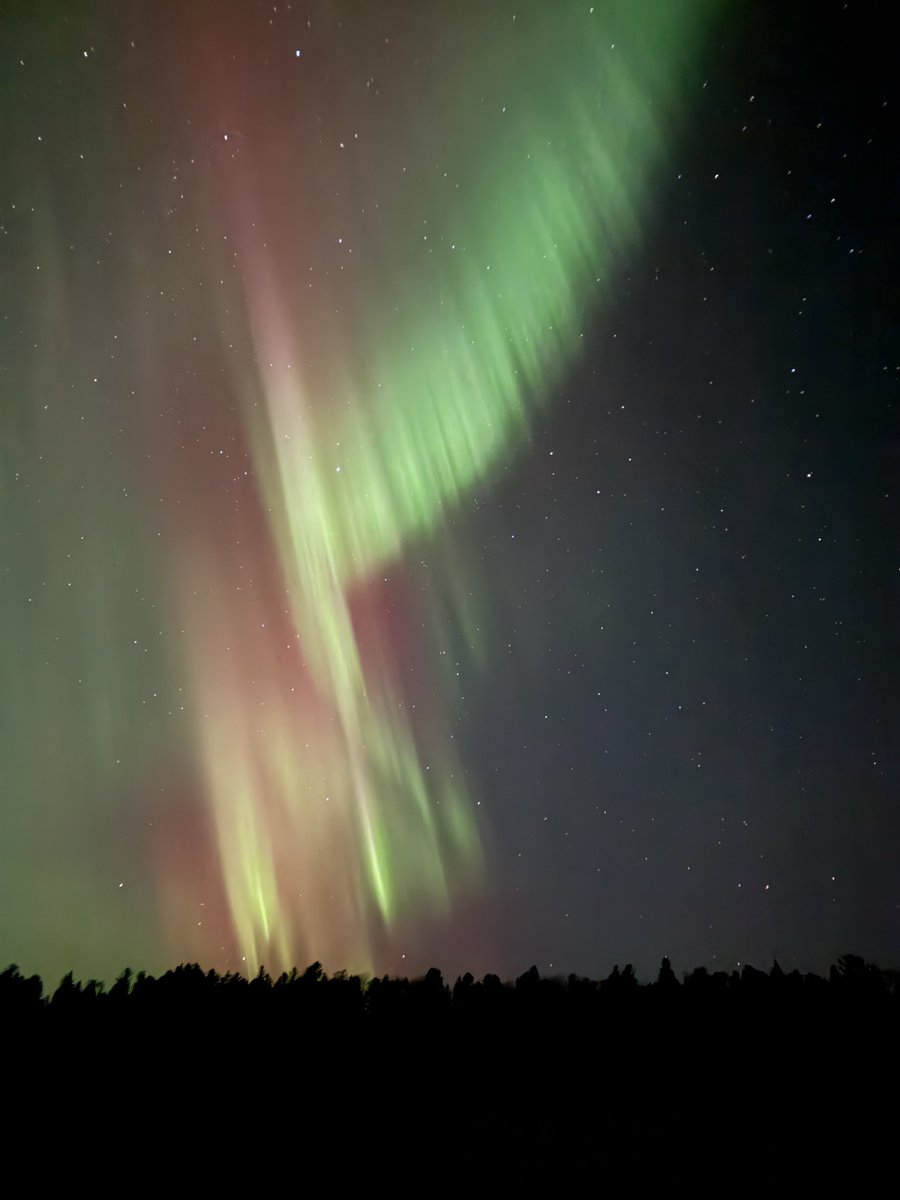 Great aurora happening now north of Kenora, Ontario!
#aurora #northernlights #SpaceWeather <a href="/TamithaSkov/">Dr. Tamitha Skov</a>