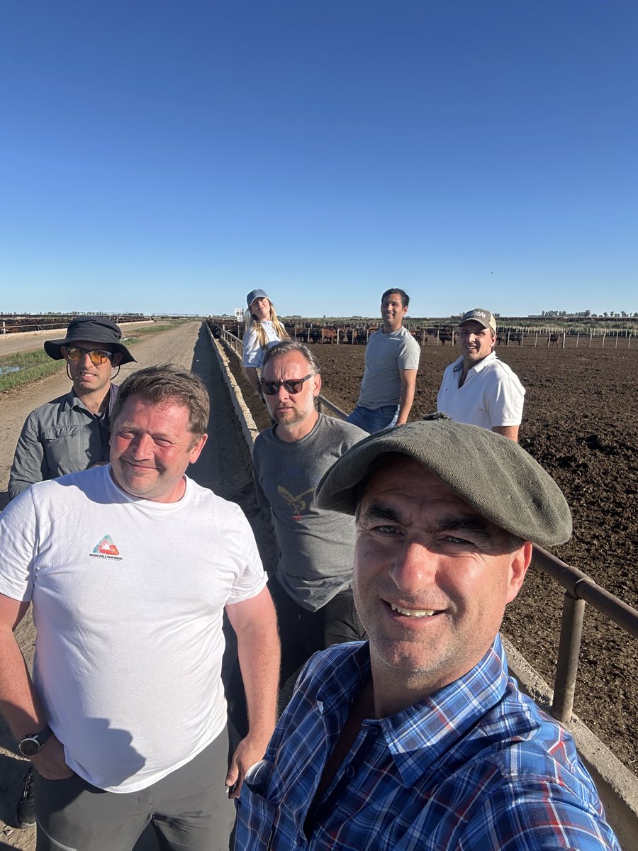 Con el equipo de Egeo SA en el feedlot La Maromita en Carlos Tejedor. Adrián James, Agustín Oderiz, José Carmody, Ale Bowman y Mechi de Diego. Primera recorrida junto a @felipepereyra por esta súper empresa, a la que agradecemos la confianza depositada.