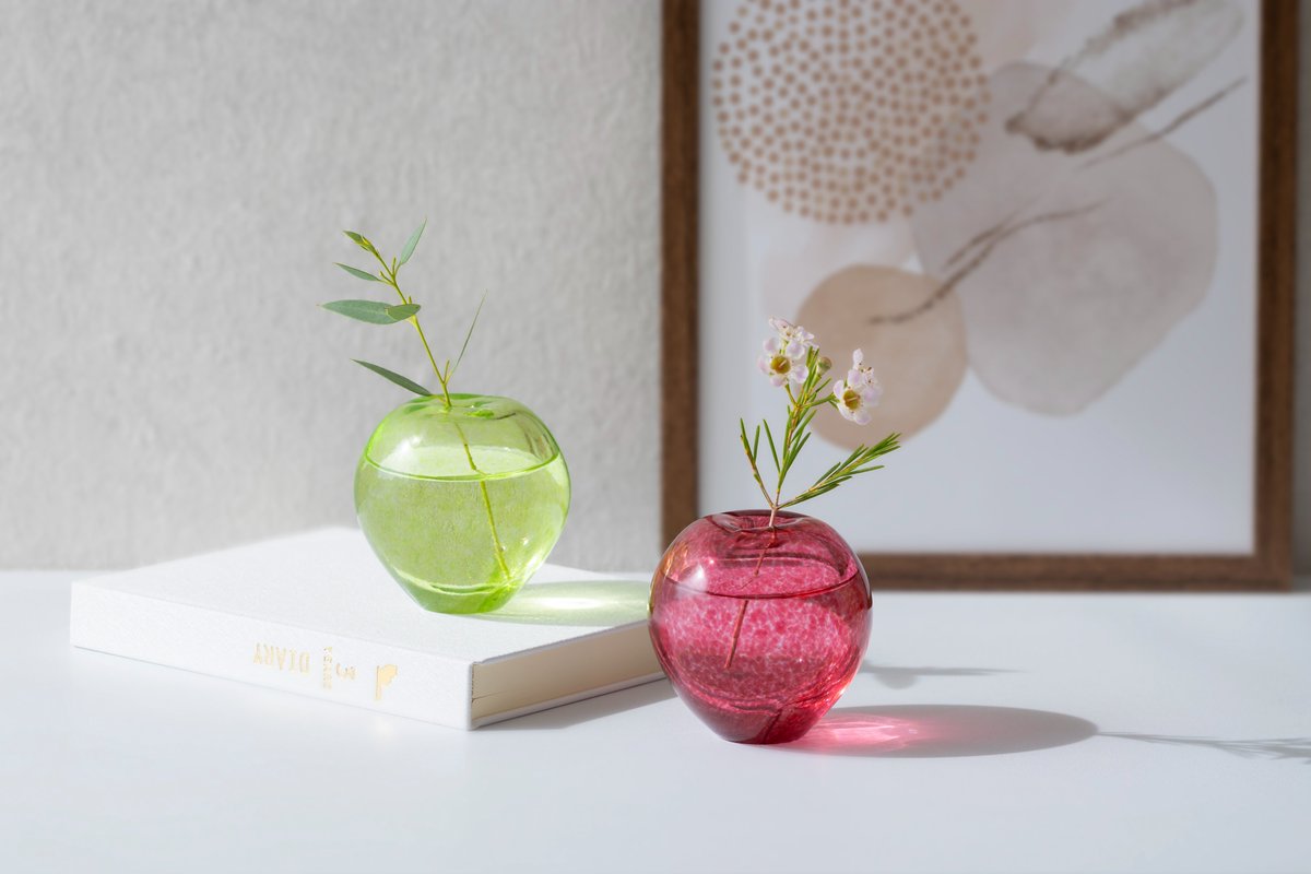 新商品：りんごの一輪挿し＞ 青森を代表する果実「りんご」をモチーフ