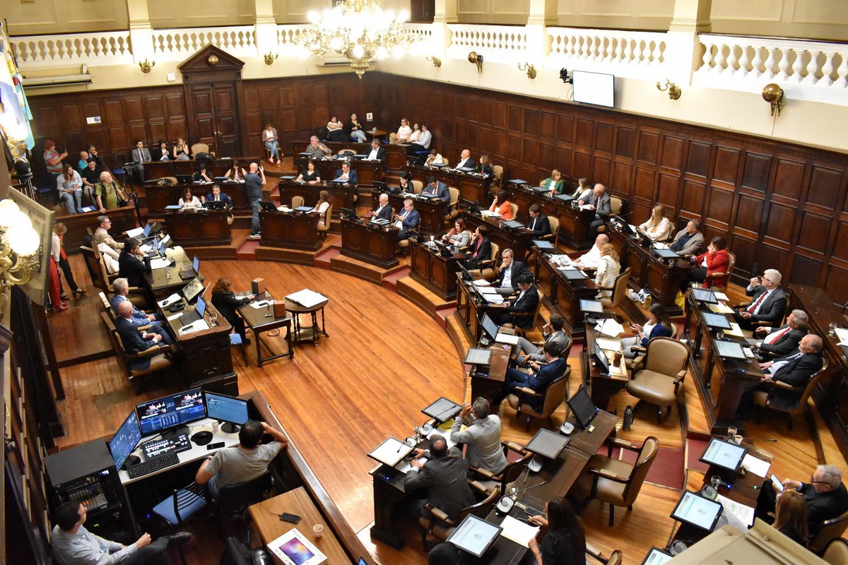 petilombardi's tweet image. Hoy aprobamos Avalúo, Impositiva y el Presupuesto 2026. Media sanción a estas tres leyes que fijan el rumbo de una provincia que desde hace años se propuso un camino de equilibrio fiscal, reducción de impuestos e inversión para el desarrollo.