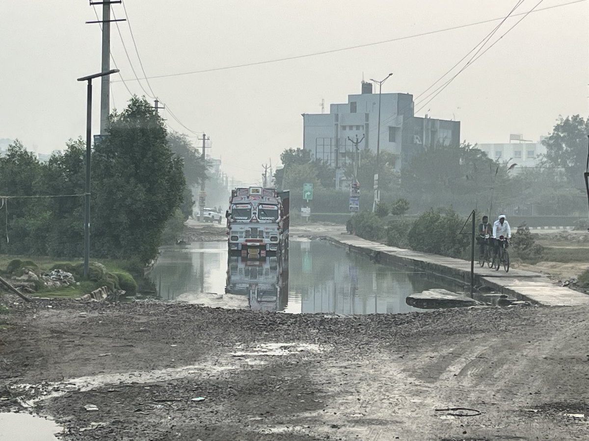 yasirbaig12's tweet photo. Hundreds of vehicles get stranded at the water logged street near railway crossing between sector 37D Gurugram and Dwarka expressway. Please do something about it. 

@cmohry @DC_Gurugram @MunCorpGurugram @PMOIndia @NayabSainiBJP https://t.co/85edFNl12e