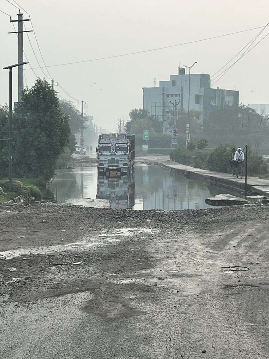 yasirbaig12's tweet photo. Hundreds of vehicles get stranded at the water logged street near railway crossing between sector 37D Gurugram and Dwarka expressway. Please do something about it. 

@cmohry @DC_Gurugram @MunCorpGurugram @PMOIndia @NayabSainiBJP https://t.co/85edFNl12e