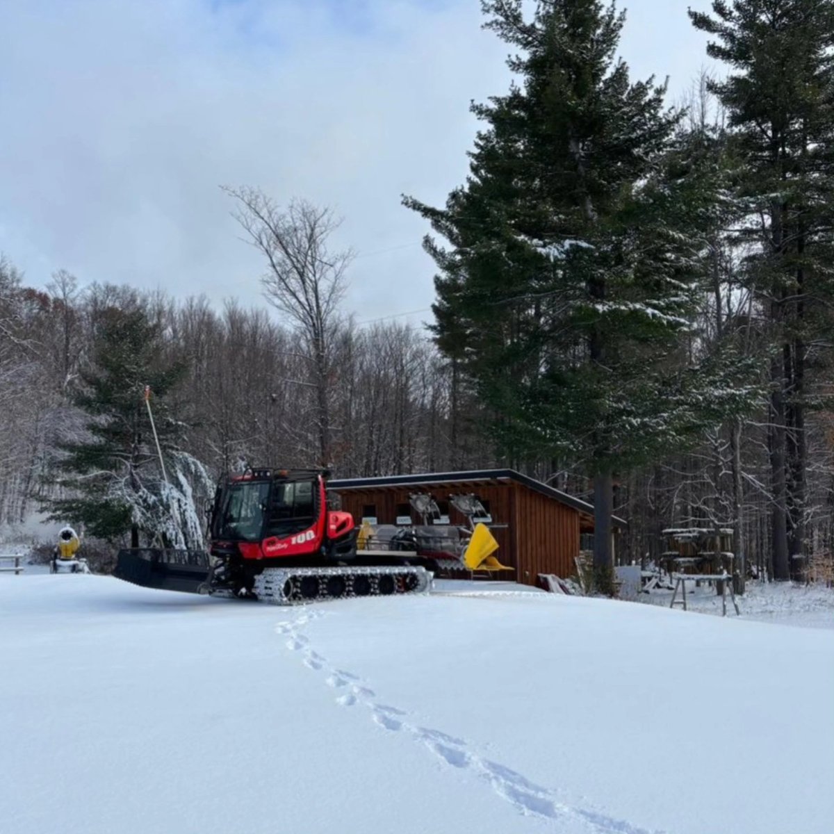 La saison 2025-2026 est officiellement lancée ! 
<a href="/NakkertokRacing/">Nakkertok Racing</a> , le comité de la Nakkertrak, les fabricants de neige et les dameurs sont heureux d’accueillir les skieurs pour la 10e saison dès maintenant!

- Horaire et détails : nakkertok.ca