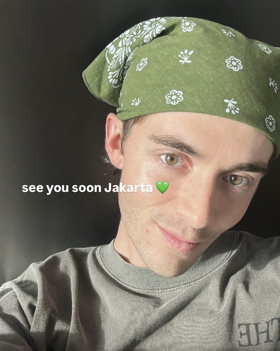 greysonchance's tweet photo. on my way to Jakarta and couldn’t think of a better way to finish The Gold Tour, see you soooon 💚
25 VIP tickets left at https://t.co/MSrLZcZRC1 https://t.co/JNGBNtJM2l