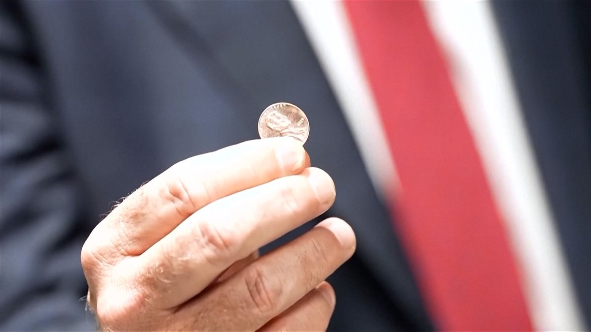 ReutersJapan's tweet image. 米財務省のビーチ財務官は１２日、フィラデルフィア造幣局を訪れ、「ペニー」の愛称で親しまれる１セント硬貨の最終生産を監督した。これにより、米国で２３２年続いたペニーの製造が終了した。
youtu.be/v3VzvZg3S8g