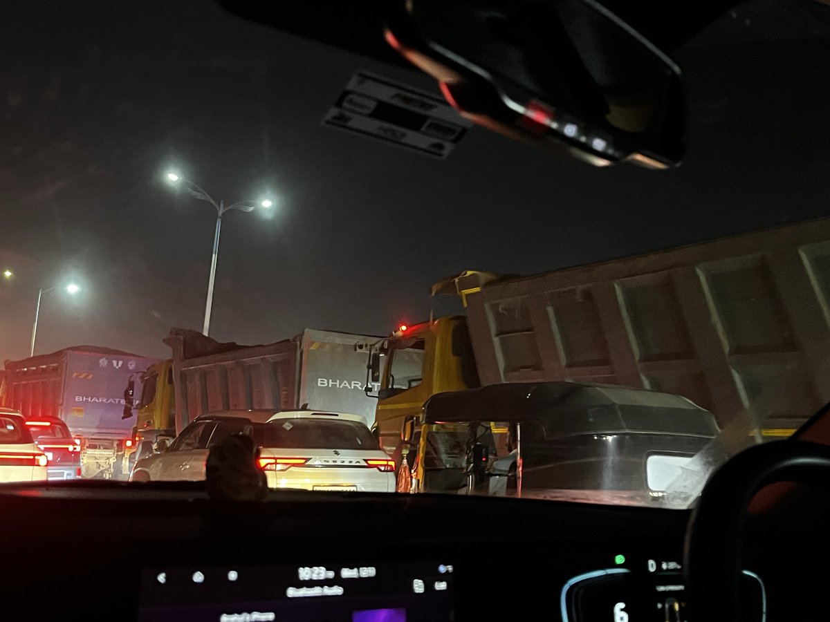 123anshul's tweet photo. @punekarnews @PuneCityTraffic Daily scene, check the pollution generated by construction vehicles on road. They should cover the construction material, road conditions are also bad. https://t.co/EQ1lCilXAI