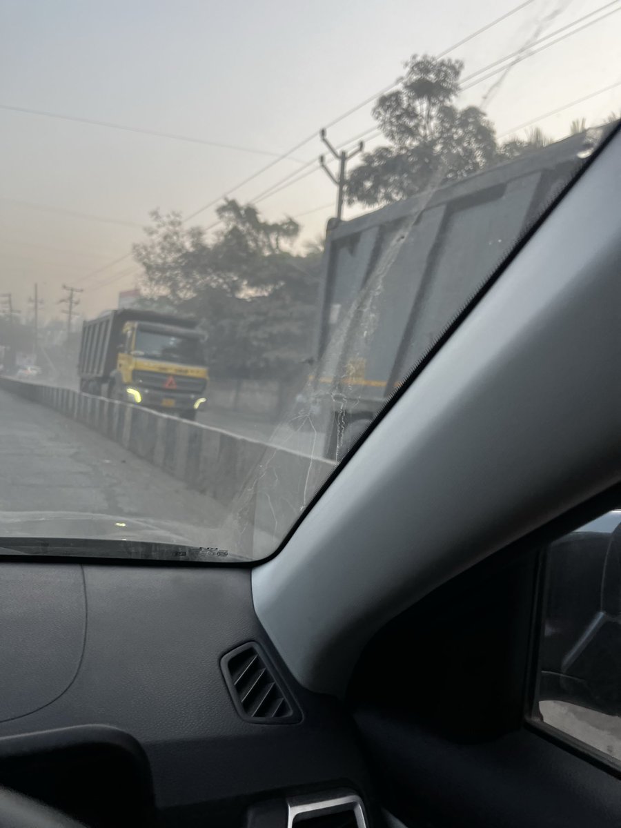 123anshul's tweet photo. @punekarnews @PuneCityTraffic Daily scene, check the pollution generated by construction vehicles on road. They should cover the construction material, road conditions are also bad. https://t.co/EQ1lCilXAI