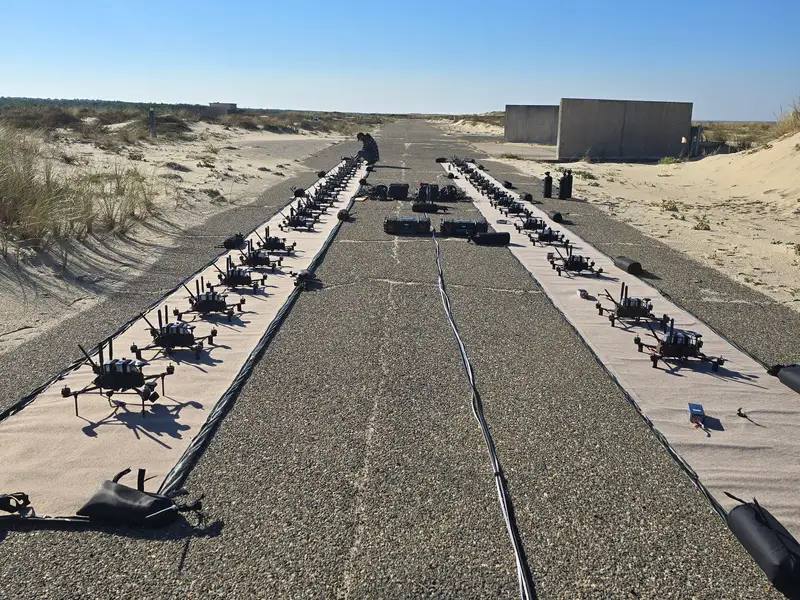 🇫🇷Французская компания Atreyd отправила в Украину систему ПВО DWS-1 – так называемую «стену дронов».

Система создаёт своеобразное «минное поле» из десятков мини-дронов с небольшими взрывными зарядами. После радарного обнаружения угрозы они взлетают и формируют ⬇️