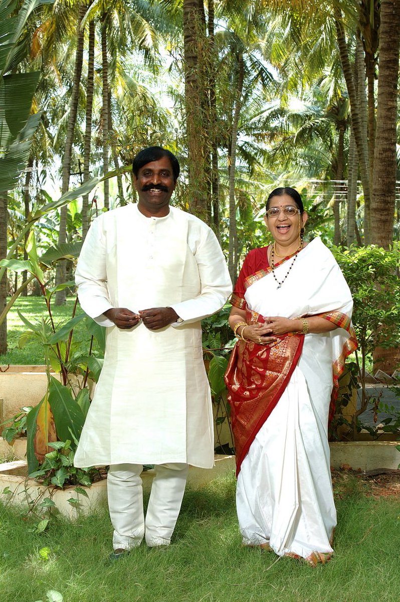 Vairamuthu's tweet image. தலைக்கு மேலிருந்த வானம்
தொலைந்துபோன பால்யவயதில்
எங்கிருந்தோ விழுந்த
அமிர்த தாரை உன்குரல்

10வயதில் நான் சுகித்த
மனிதக் குயிலின் மதுரம்

துடைத்துவைத்த
நட்சத்திரங்களுக்குத்
தூக்கிச் சென்றது உனதுகுரல்

‘மலர்ந்தும் மலராத’ பாடலில்
நீ விசும்பியபோது
விசும்பியது விசும்பு

‘சிட்டுக்குருவி…