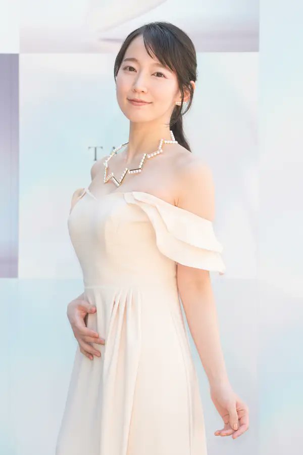 まさか】「なんてビジュだ」吉岡里帆のサイン中の姿にSNSクギ付け「え