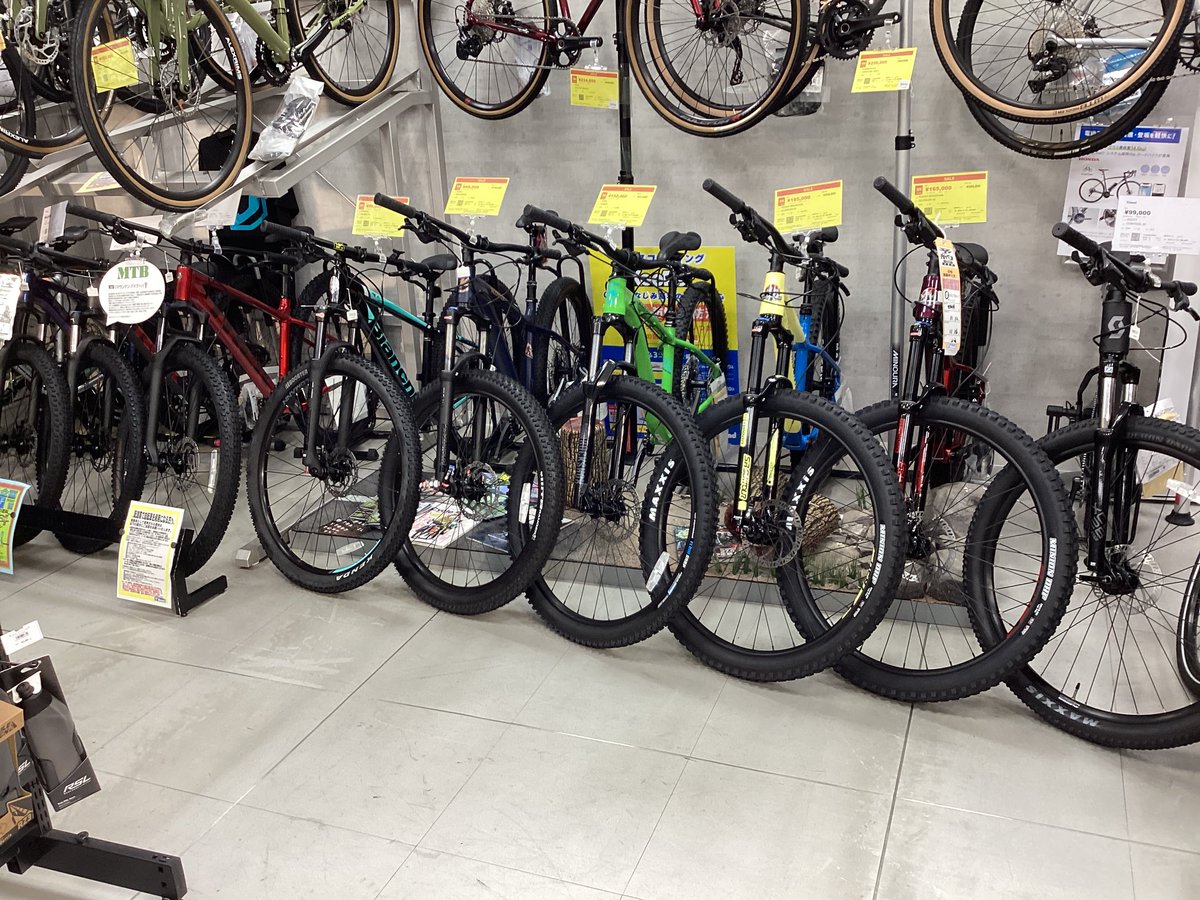ysroad_osaka's tweet image. おはようございます！
本日も元気に12時からオープンします！☁️

特価MTB増えています‼️
10万円切る価格で、ドロッパーシートポスト付きもありますよ⛰️

#マウンテンバイク
#KONA