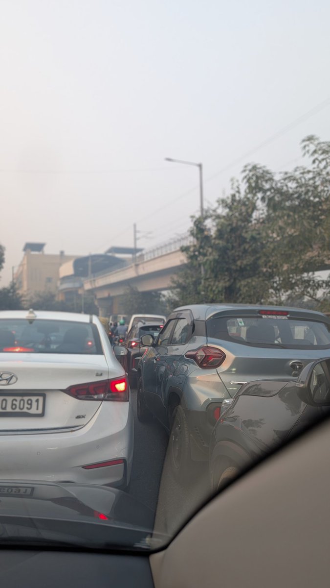 Devil1983's tweet photo. Massive traffic congestion at #KalindiKunj early in the morning 

@dtptraffic @uptrafficpolice https://t.co/GlgRwWTpbS