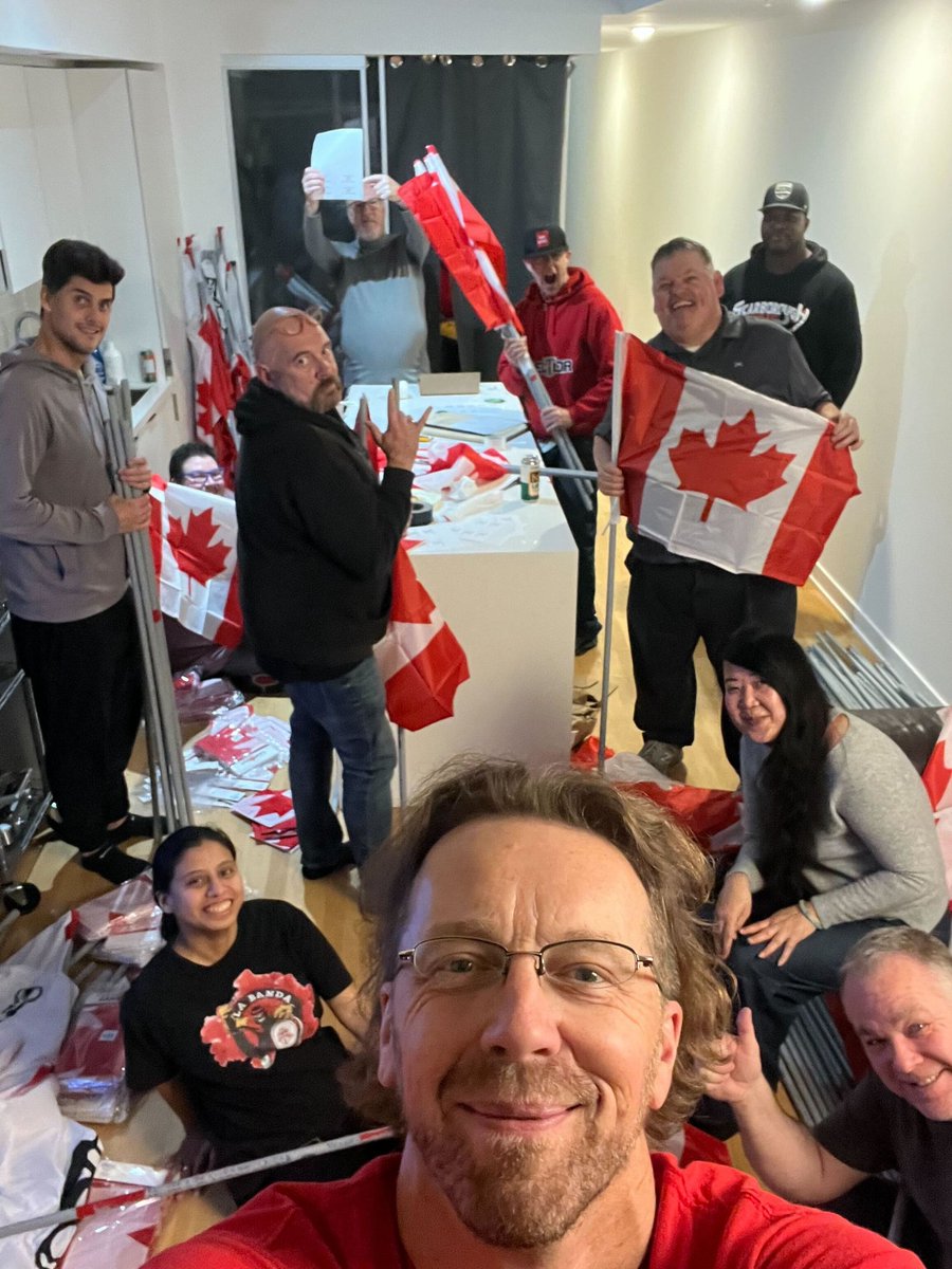 thevoyageurs's tweet image. Flag committee in full effect! #VoyageursFamily #CanMNT #AllezLesRouges ❤️🇨🇦⚽