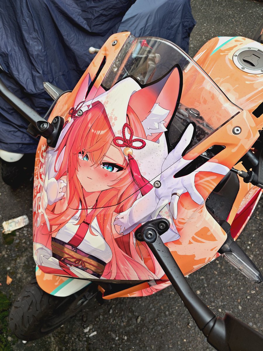 正要上班的時候車罩一掀看到一堆污點，直接硬控我五分鐘在那邊拿水清
我尋思前天大概也就三四個小時沒蓋到車罩，這雨也太他媽的髒了吧
搞的我 10：01 才打到卡 😑