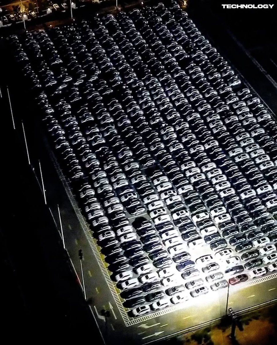 nucleusprime's tweet photo. The BYD factory in Zhengzhou, China, is becoming one of the world's largest automobile manufacturing sites, covering 22.5 km² and employing over 60,000 people, with an annual production capacity of up to 2 million vehicles. https://t.co/NMVo2DIHsz