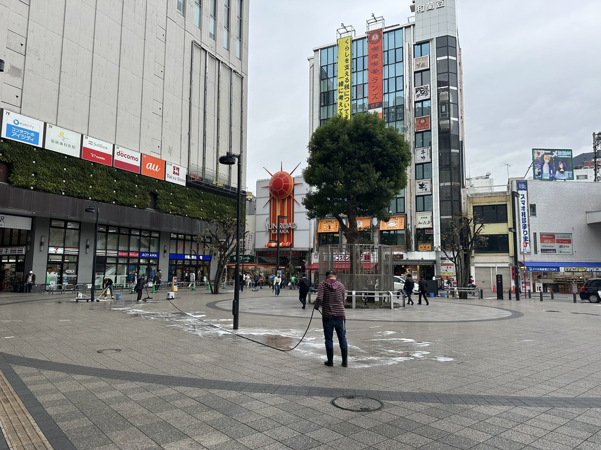 先日のフィリピンEXPOの実行委員の皆さんが蒲田西口広場をブラシと洗剤を使って清掃をされていました。

お話を伺ったところ、区や地元の方に対して綺麗にしてお返ししたい、という気持ちから自主的に清掃活動されていました。