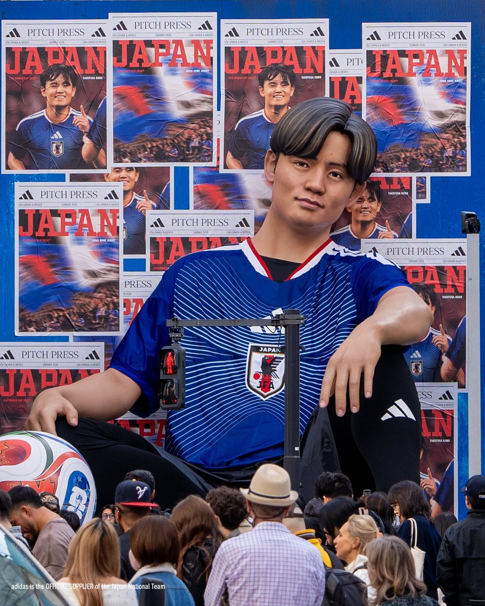 タケ、タケ、タケ。​ 渋谷の街を、新たな日本代表のユニフォームと共に