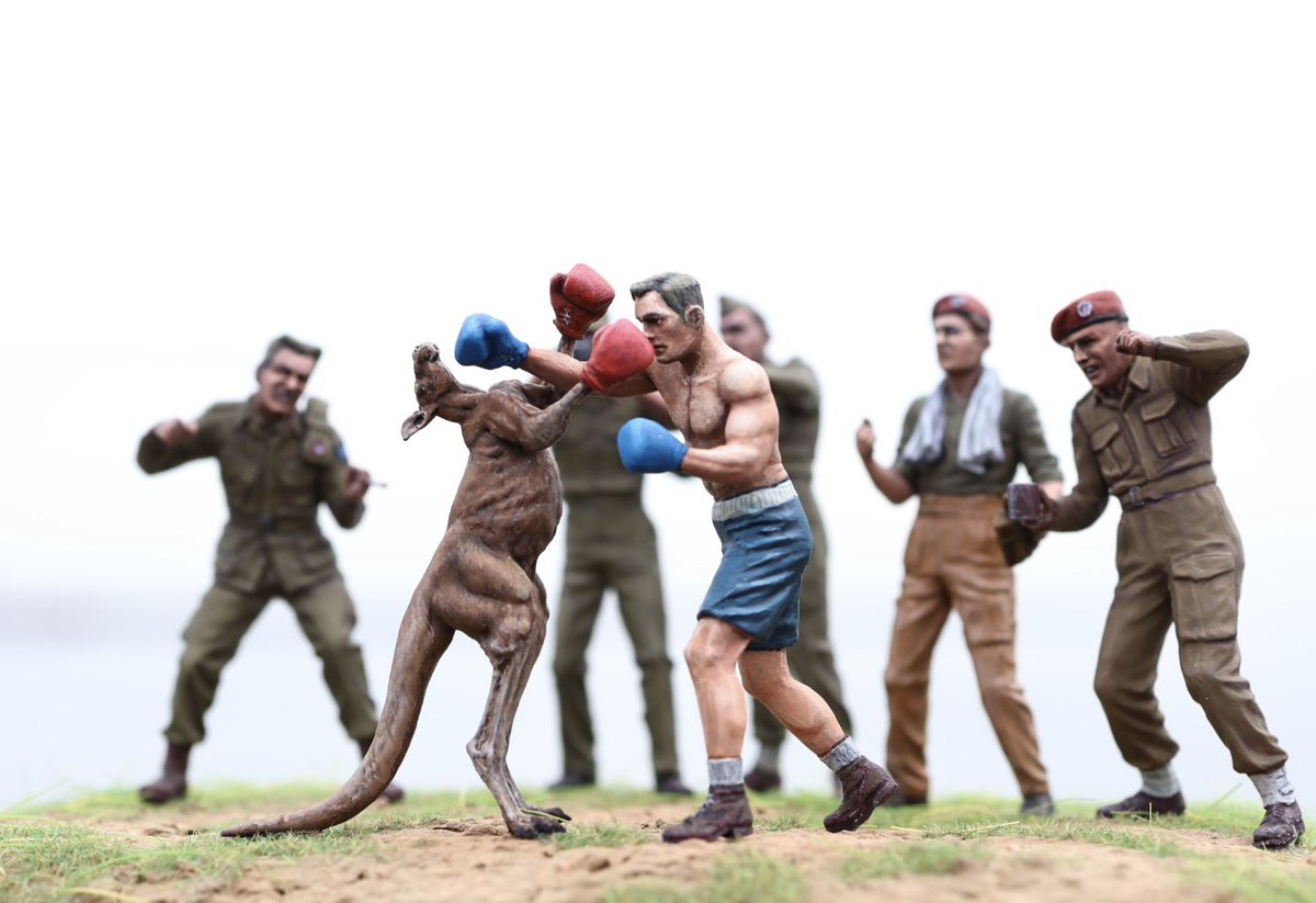 Pakuman03's tweet image. 人類vsカンガルー、完成しました‼︎
🏃‍➡️🥊🦘

オセアニアの歴史がまた1ページ(捏造)

人類は1/35、カンガルーは1/48のミニチュアを改造しました
(1/2)
#masterbox #savagelandmini