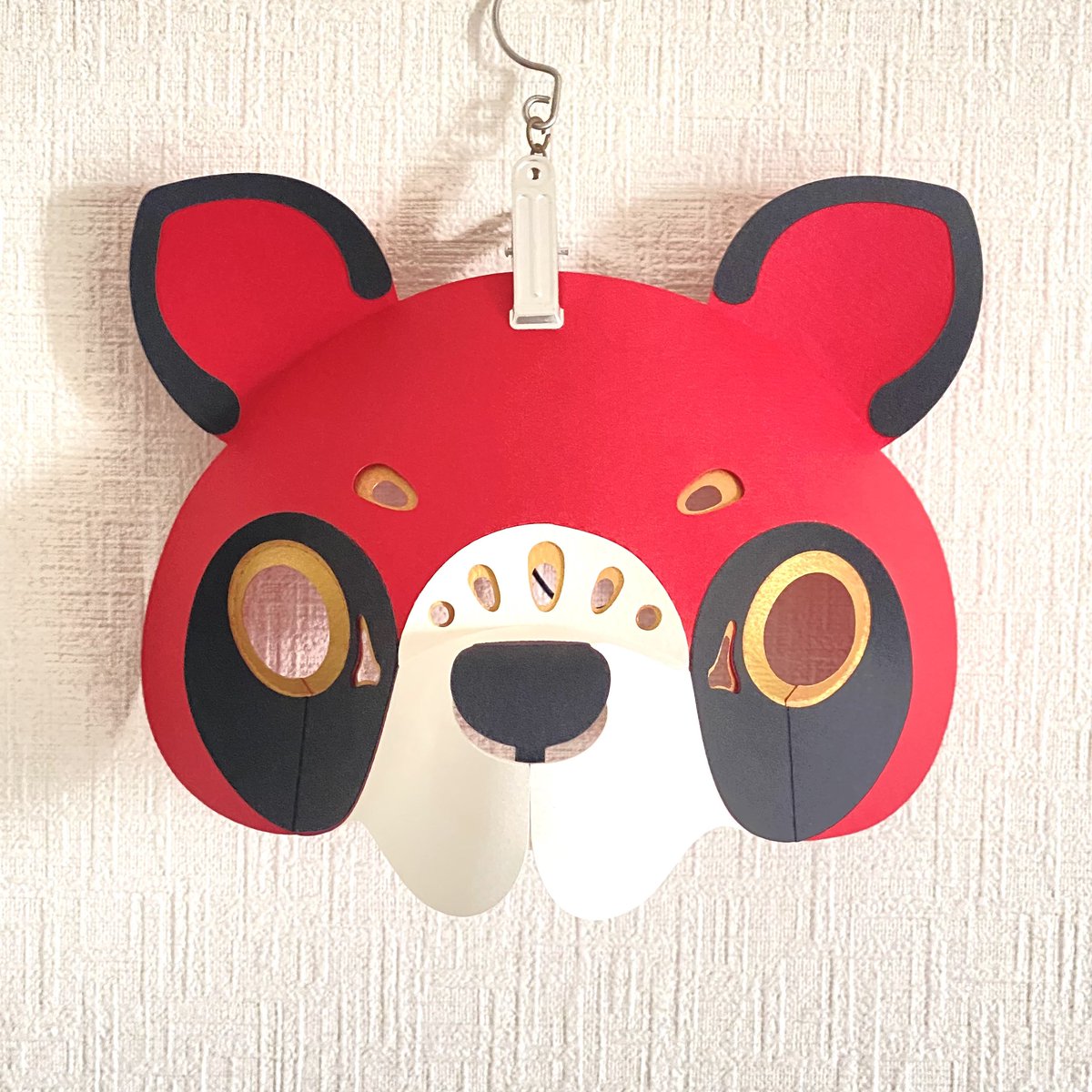 タヌキ界隈が賑やかな様子なので、僕の設計したペーパークラフトの『たぬき面』を見て。
来年早々にはキット化して販売予定です。
※写真の物は、アクリルガッシュのゴールドで一部着彩しています。