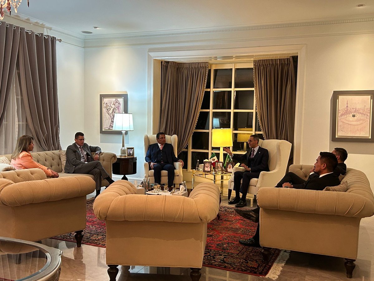 استقبل سعادة السفير/ فهد المناور، بمقر دار السكن، أصحاب السعادة سفراء كل من (السلفادور، نيكاراغوا، غواتيمالا، هندوراس، بيليز) وشهد اللقاء استعراض لمسار العلاقات الثنائية مع الدول الصديقة وسبل تعزيزها في شتى المجالات، ومناقشة الموضوعات ذات الاهتمام المشترك 🇸🇻🇳🇮🇬🇹🇭🇳🇧🇿🤝🇸🇦