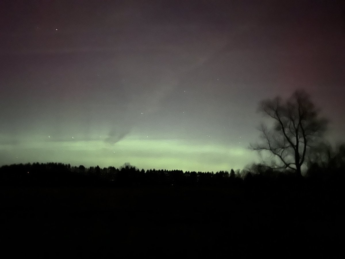 CharlieBourdo's tweet image. This next substorm is about to be nutty