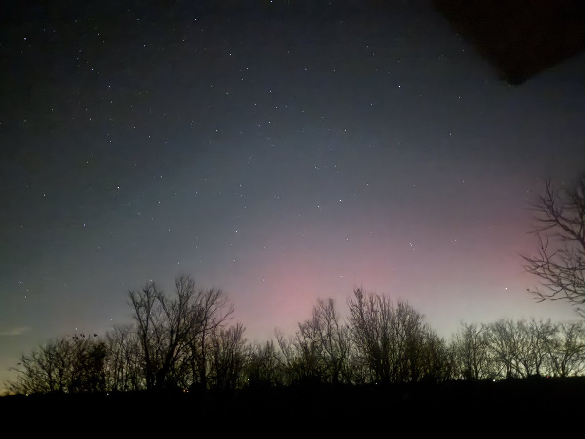 gray_november_'s tweet photo. Aurora showing up in Garrard Co again tonight! @Kentuckyweather https://t.co/niZXc3k5uO